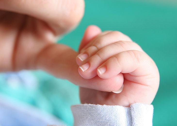 Причины, почему ребенок грызет ногти и&nbsp;совершает другие навязчивые действия